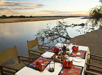 Island Bush Camp: Dinner am Fluss Island Bush Camp: Dinner am Fluss