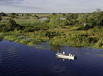 Jacana Camp: Gäste im Motorboot Jacana Camp: Gäste im Motorboot