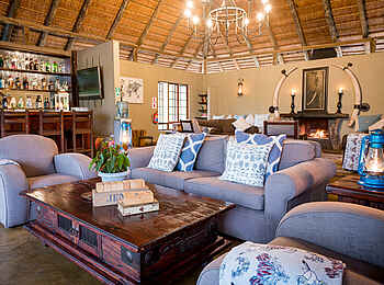 Kambaku Safari Lodge: Blick in die Lounge Kambaku Safari Lodge: Blick in die Lounge