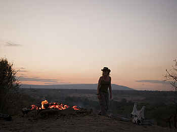 Kiba Point Selous: Lagerfeuer im Busch