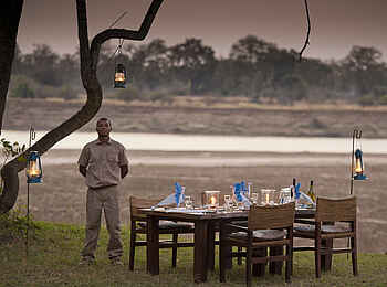 Luangwa River Camp: Dinner am Lagunenrand Luangwa River Camp: Dinner am Lagunenrand