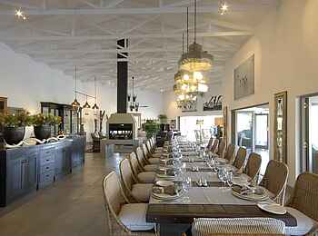 Mushara Outpost: Esstisch, Anrichte und Kamin