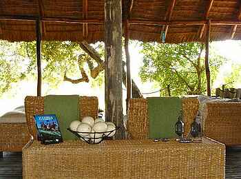 Nanzhila Plains Safari Camp: Beistelltisch in der Lounge Nanzhila Plains Safari Camp: Beistelltisch in der Lounge