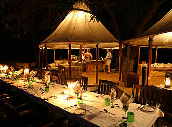 Sausage Tree Camp: Dinnertafel
