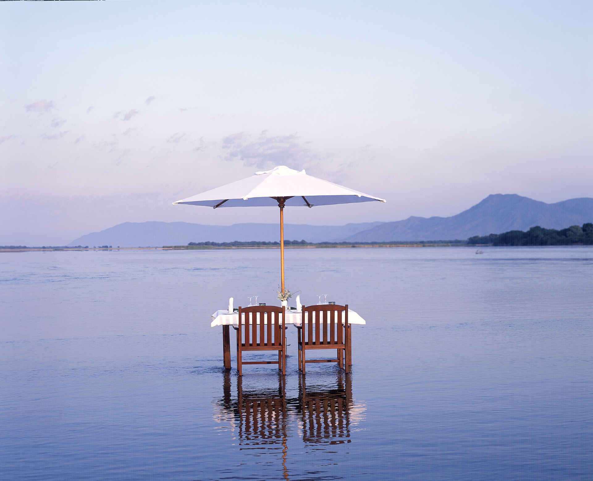 Sausage Tree Camp: Mittagstisch im Fluss Kanusafari, Lower Zambezi National Park, Sambesi, Sandbank, Sausage Tree Camp, Walking Safari, Zambezi, Lunch, Mittagessen, Tisch, Zambezi Escarpment