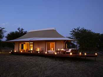 Sayari Camp: Gästesuite am Abend Sayari Camp: Gästesuite am Abend