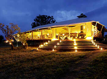 Serengeti Bushtops: Hauptzelt am Abend