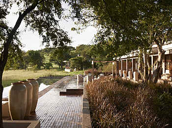 Singita Serengeti House: Das Pool Deck Singita Serengeti House: Das Pool Deck