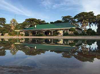 The River Farmhouse: Blick auf Farmhouse mit Reflektion im Wasser