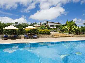 Tloma Lodge: Der Blick vom Pool auf das Hauptgebäude