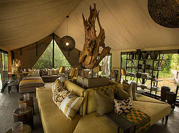 Gomoti Plains Camp: Hauptgebäude Sofaecke