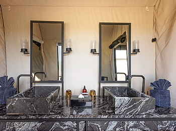 Gomoti Private Camp: Bad mit Mamorelementen