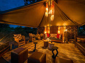 Hwange Bush Camp: Lounge am Abend