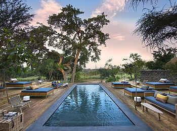 Lion Sands River Lodge: Pool unter Bäumen