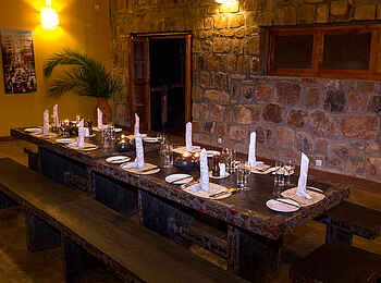Ruzizi Tented Lodge: Der Tisch im Speisesaal ist gedeckt