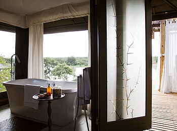 Simbavati Hilltop Lodge: Freistehende Badewanne