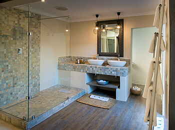 Simbavati River Lodge: Modernes Badezimmer