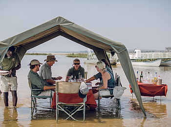 Tusk and Mane Safaris: Lunch im Sambesi Tusk and Mane Safaris: Lunch im Sambesi