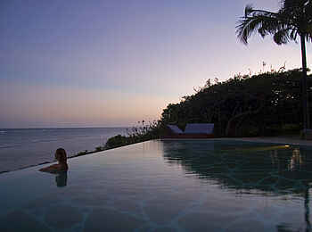 Alfajiri Villas: Abends im Pool