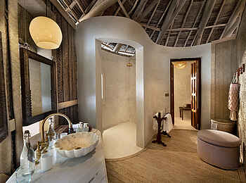 andBeyond Mnemba Island Lodge: Geräumiges Badezimmer einer Familien Banda