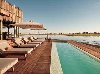 Baines Lodge: Der Pool mit Blick auf die Schwemmebenen Baines Lodge: Der Pool mit Blick auf die Schwemmebenen