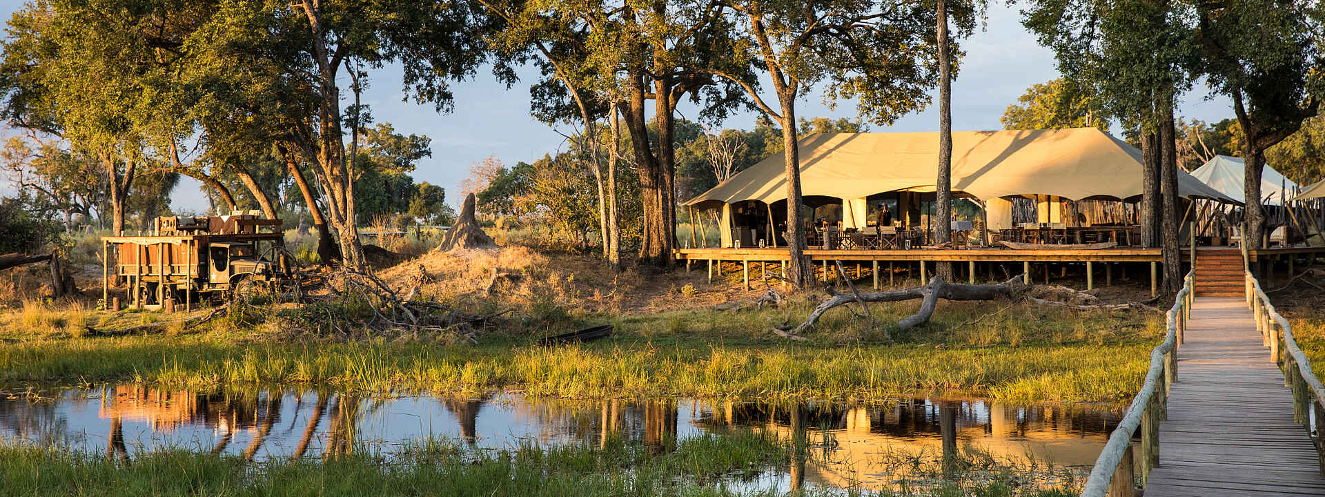 Blick auf das Hauptgebäude des Duba Explorers Camps