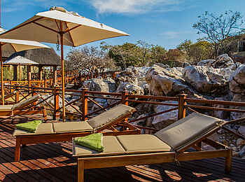 Epacha Game Lodge and Spa: Das Sonnendeck am Infinity Pool