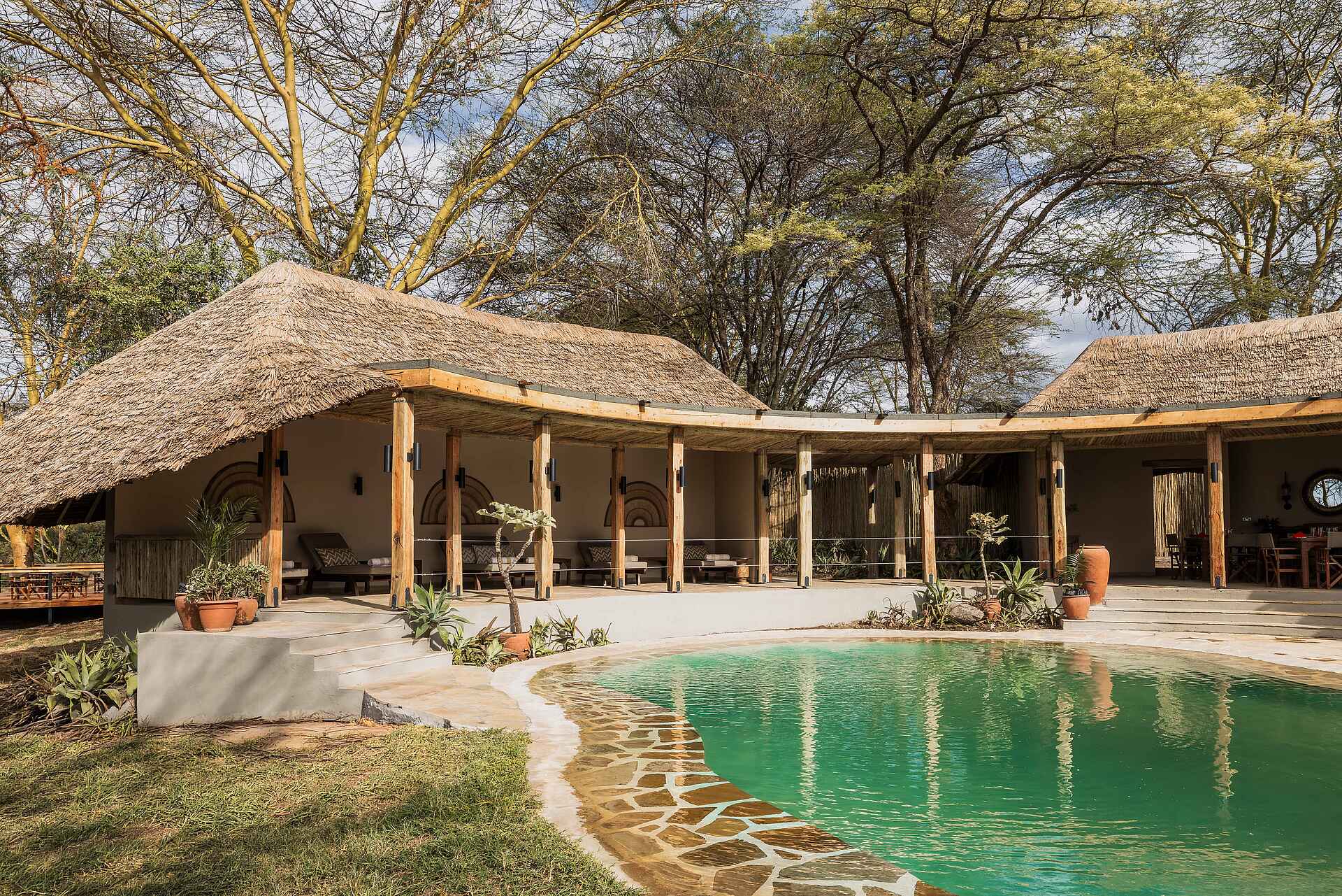 Lewa Safari Camp: Swimmingpool und Poolhaus Lewa Safari Camp: Swimmingpool und Poolhaus