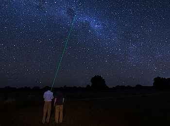 Little Ruckomechi Camp: Beobachtung der Sterne mit Laserpointer