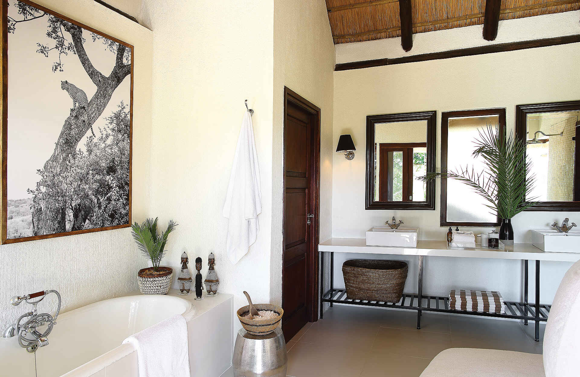 Fotosafari, Krüger Nationalpark, Londolozi, Londolozi Game Reserve, Londolozi Tree Camp, Luxus, Natur, Sabi Sands, Sabi Sands Game Reserve, Sabie, Tree Camp, Ambient, Architektur, Badewanne, Badezimmer, Deko, Einrichtung, Möbel, Waschtisch, Afrikarma, Afrikarma Safaris, Afrikarma Safaris - Wildnis. Hautnah., Afrikarma.de