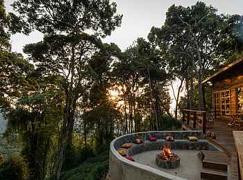 Munazi Lodge: Feuerstelle und Terrasse