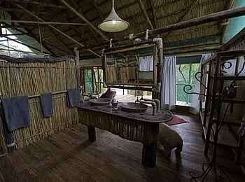 Mvuu Lodge: Großes Badezimmer Mvuu Lodge: Großes Badezimmer