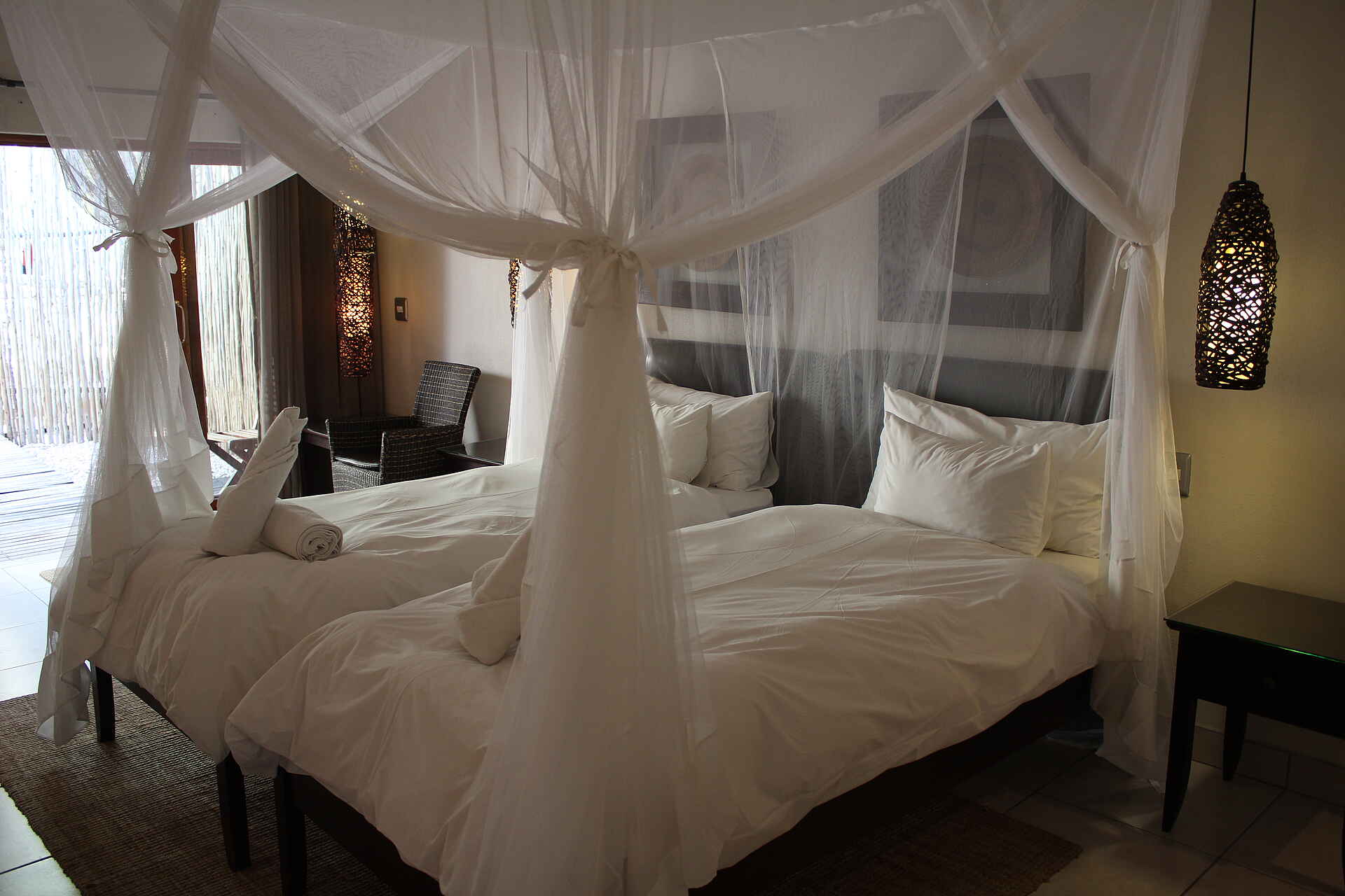 Etosha, Etosha National Park, Etoshapfanne, Namutoni, Rest Camp, Salzpfanne, Doppelbett, Gästechalet, Moskitonetz, afrikarma, afrikarma Safaris, afrikarma.de