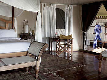 Ngare Serian Camp: Gästezelt Teppiche und seitlicher Blick