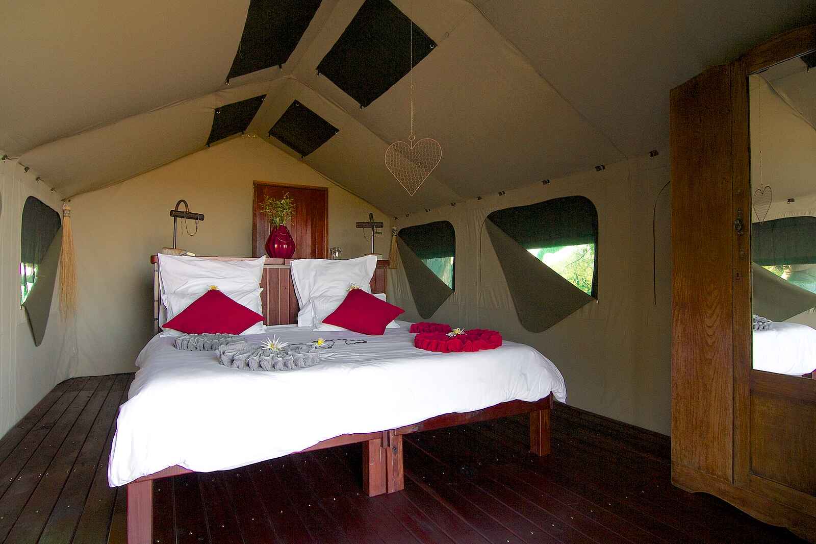 Nkasa Lupala Tented Lodge: Doppelbett im Leinwandzelt Nkasa Lupala Tented Lodge: Doppelbett im Leinwandzelt