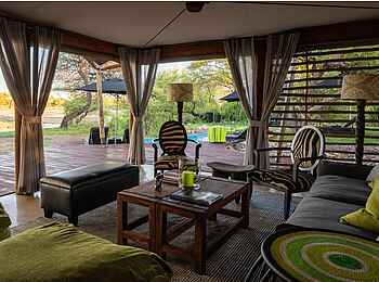 Onguma Tented Camp: Loungebereich am Pool