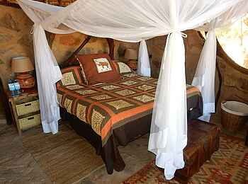 Saruni Rhino: Kingsize Bett Saruni Rhino: Kingsize Bett