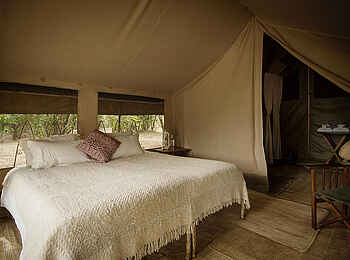 Serian's Nkorombo Mobile Camp: Safari Tent Bett