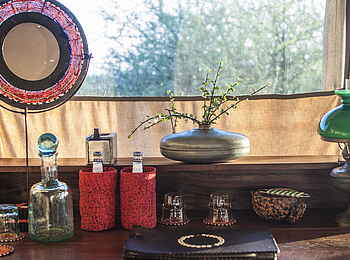 Shu'mata Camp: Großzügiger Schreibtisch Shu'mata Camp: Großzügiger Schreibtisch