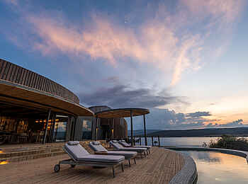Wilderness Magashi Peninsula: Pool mit Sonnenliegen in der Villa