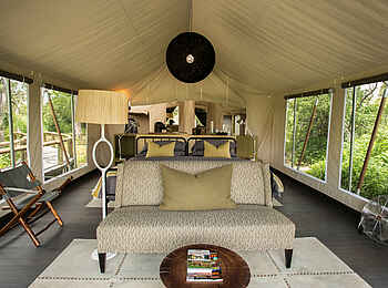 Gomoti Plains Camp: Gästezelt Einrichtung Sofa