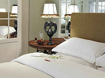 Leisure Isle Lodge: Bett mit Nachttisch