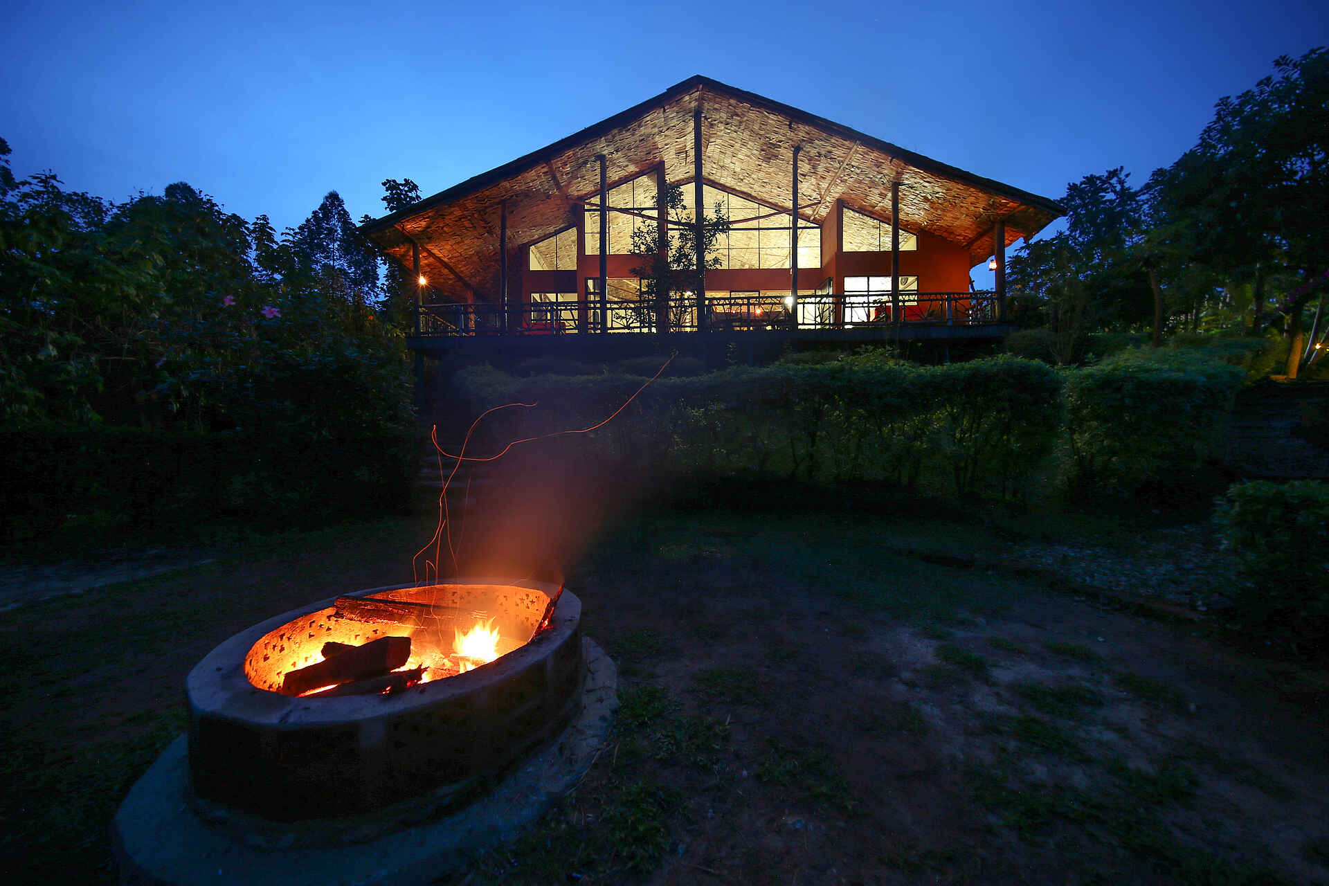 Buhoma, Bwindi Impenetrable Forest National Park, Gorilla beringei, Gorilla Tracking, Mahogany Springs Safari Lodge, Feuerplatz, Hauptgebäude, Afrikarma, Afrikarma Safaris, Afrikarma Safaris - Wildnis. Hautnah., Afrikarma.de