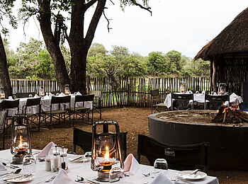 Simbavati River Lodge: Feuerstelle mit Dinner Tischen