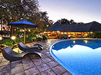 A'Zambezi River Lodge: Liegestühle am Pool A'Zambezi River Lodge: Liegestühle am Pool