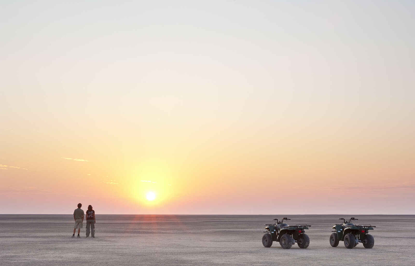Camp Kalahari: Sonnenuntergang in der Ntwetwe Pan Camp Kalahari: Sonnenuntergang in der Ntwetwe Pan