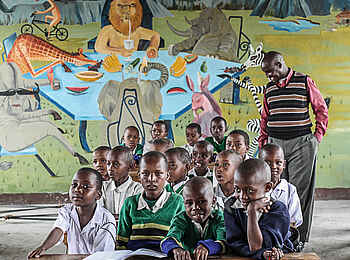 Chem Chem Lodge: Klassenbild mit Lehrer Chem Chem Lodge: Klassenbild mit Lehrer