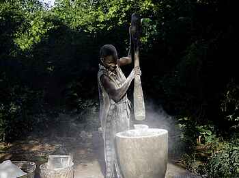 Chintheche Inn: Korn mahlen auf traditionelle Art Chintheche Inn: Korn mahlen auf traditionelle Art