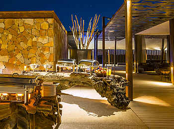 Dead Valley Lodge: Ein Buffet am Abend