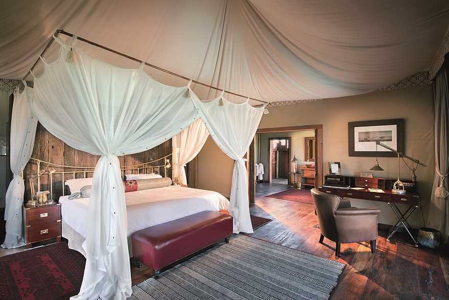 Duba Plains Camp: Doppelbett mit Moskitonetz Duba Plains Camp: Doppelbett mit Moskitonetz